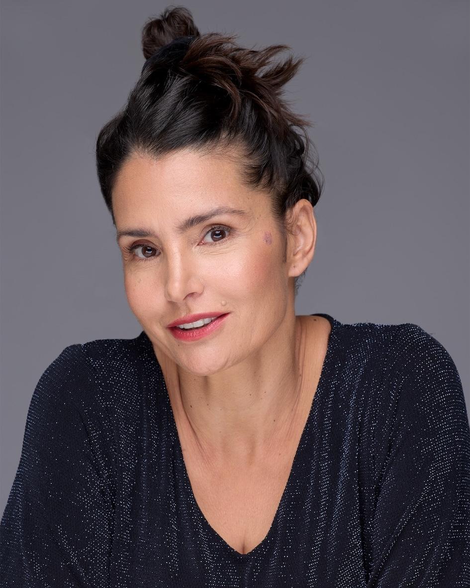 "Joanna Rubio, locutora online, voz en off con experiencia internacional, frente al micrófono"