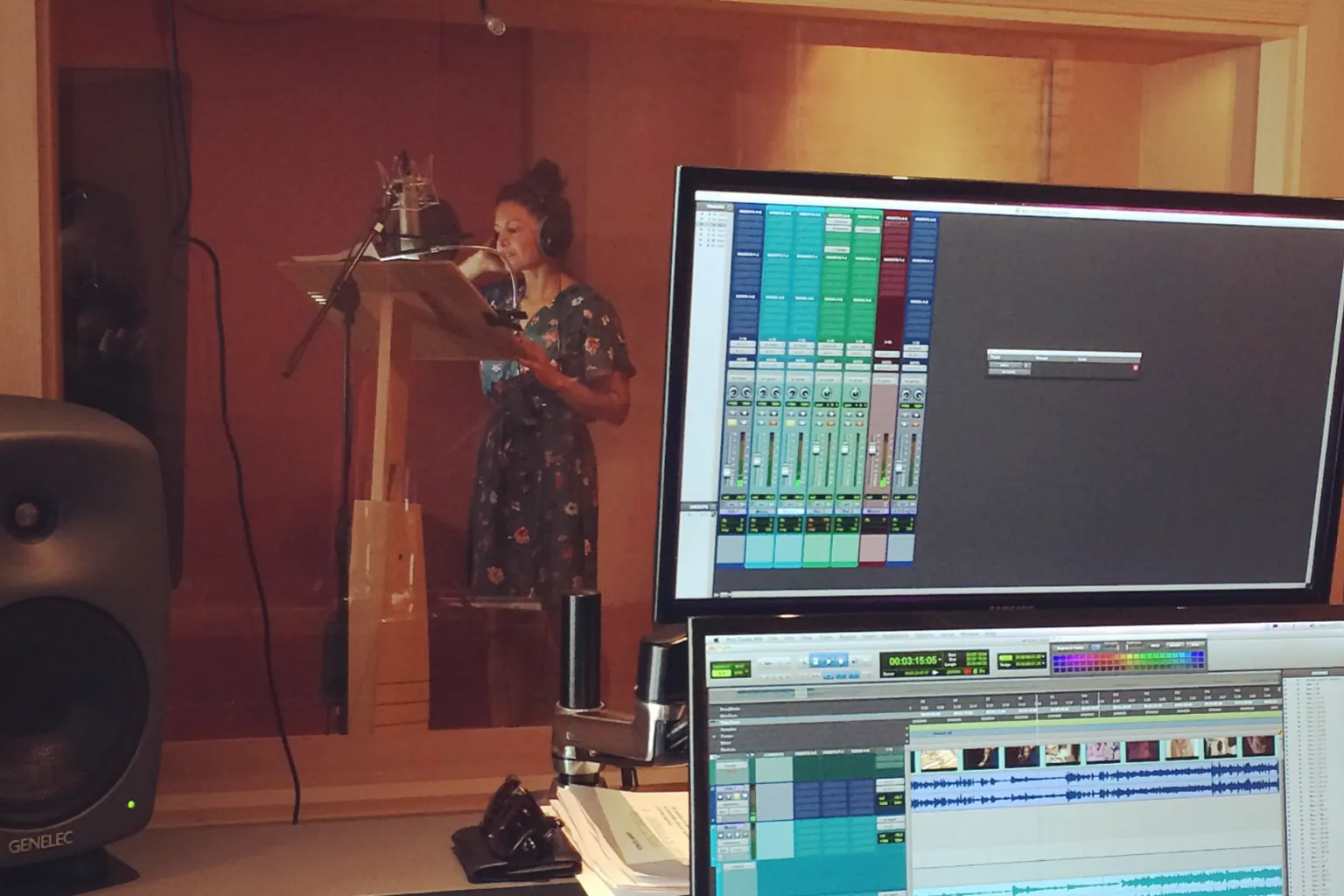 Joanna Rubio , spanish voiceover recording in the studio