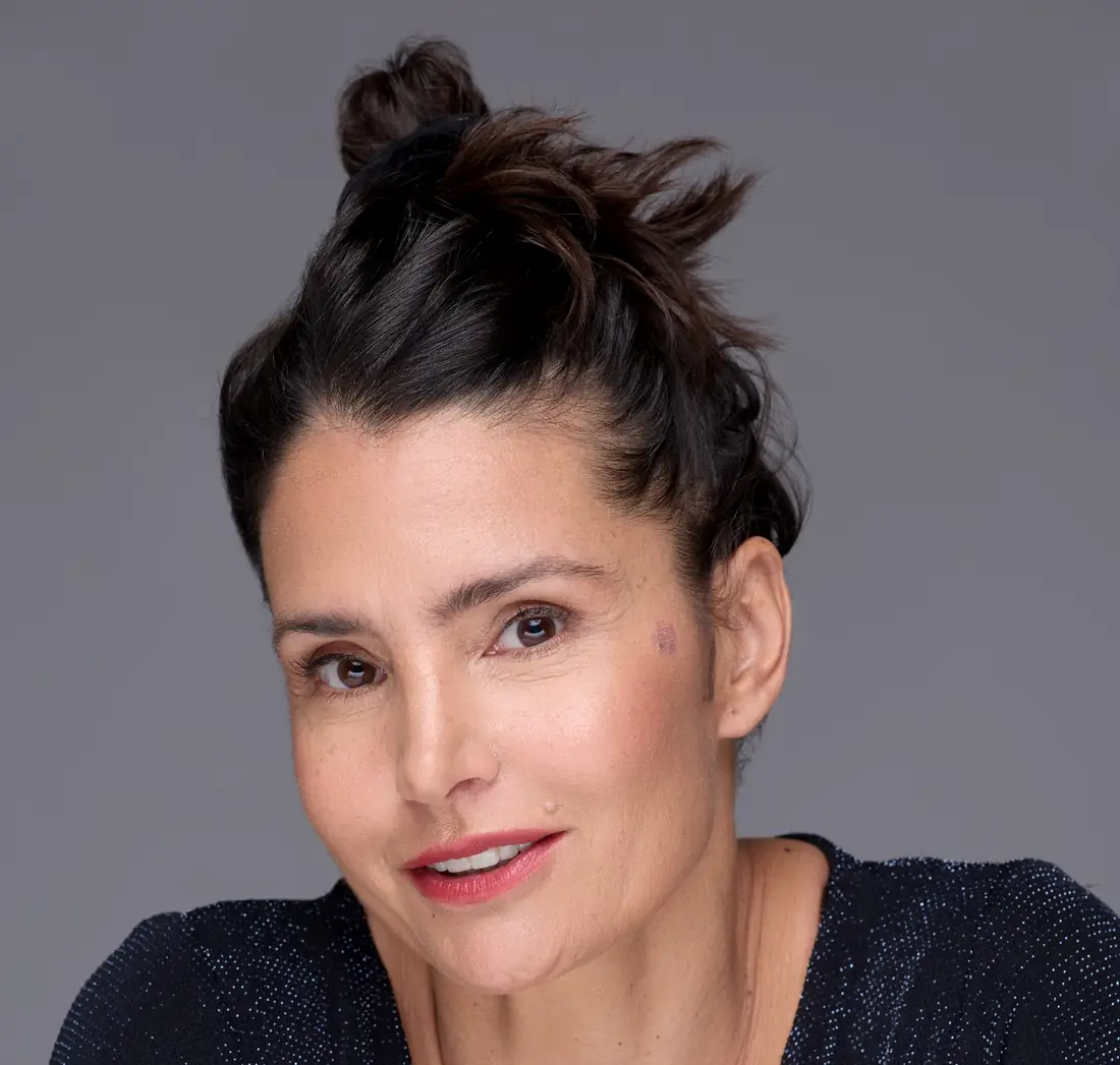 Micrófono de estudio con ondas sonoras que se transforman en emociones visuales.